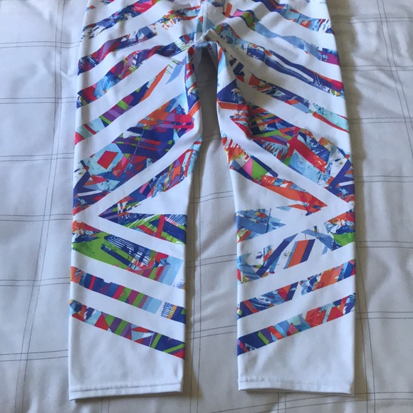 ATHLETA White Colorful Sonar Kaleidoscope Chevron Cropped Leggings Sz M - Picture 11 of 16